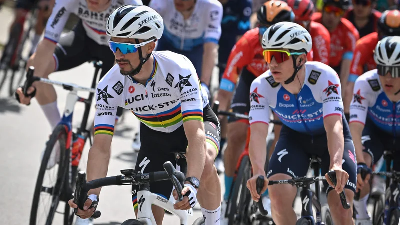 Fotografija: Julian Alaphilippe (v ospredju) je bil v prvi polovici Vuelte ključni pomočnik Remca Evenepoela. FOTO: Eric Lalmand/AFP