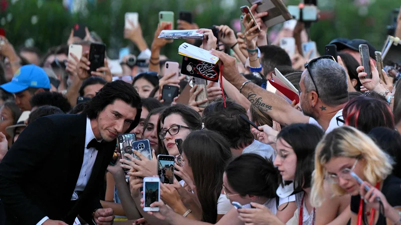 Fotografija: Adam Driver igra glavno vlogo v otvoritvenem filmu festivala Beli šum (White Noise) režiserja Noaha Baumbacha. Govori o družini, ki je obsedena z mislijo na smrt. Foto Tiziana Fabi/AFP