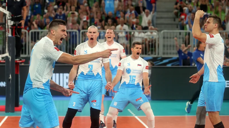 Alen Pajenk (drugi z leve) je ob Klemnu Čebulju, Tončku Šternu, Gregorju Ropretu in Janu Kozamerniku na valu odličnih igralskih predstav in, po zaslugi vzdušja v Stožicah, velikanske energije. FOTO: Blaž Samec