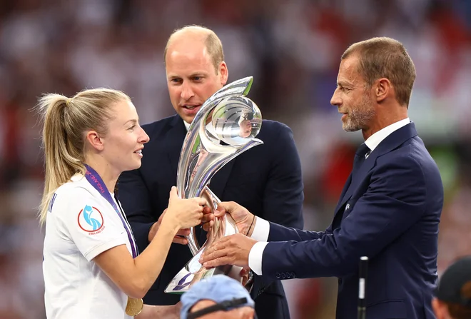 Angležinja Leah Williamson, britanski princ William in predsednik Uefe Aleksander Čeferin po finalu eura 2022. FOTO: Lisi Niesner/Reuters
