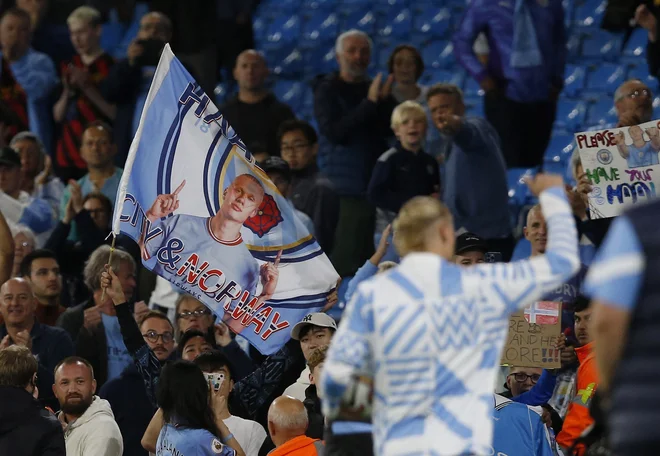 Navijači pozdravljajo Erlinga Haalanda po koncu tekme z Nottingham Forestom. FOTO: Craig Brough/Reuters