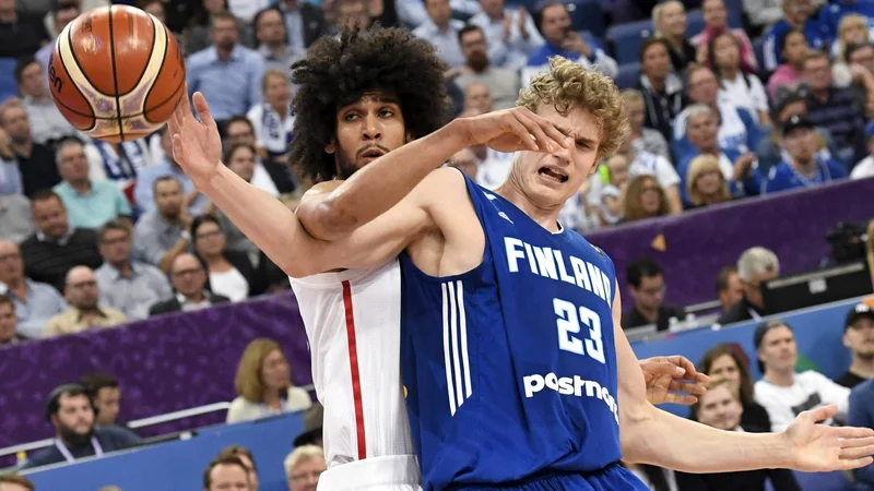 Fotografija: Lauri Markkanen (desno) je prvi zvezdnik finske košarkarske reprezentance. FOTO: Jussi Nukari/Reuters