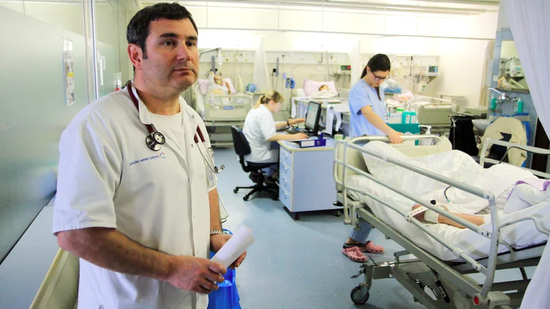 Fotografija: Dr. Hugon Možina pričakuje, da bodo obravnave bolnikov daljše, ne vedo pa, kako bo. FOTO: Jože Suhadolnik/Delo