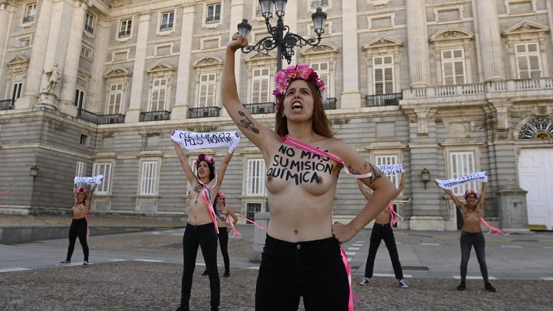 Fotografija: Članice feministične aktivistične skupine Femen so pred kraljevo palačo v Madfridu protestirale proti valu spolnih napadov. Foto: Pierre-philippe Marcou/Afp
