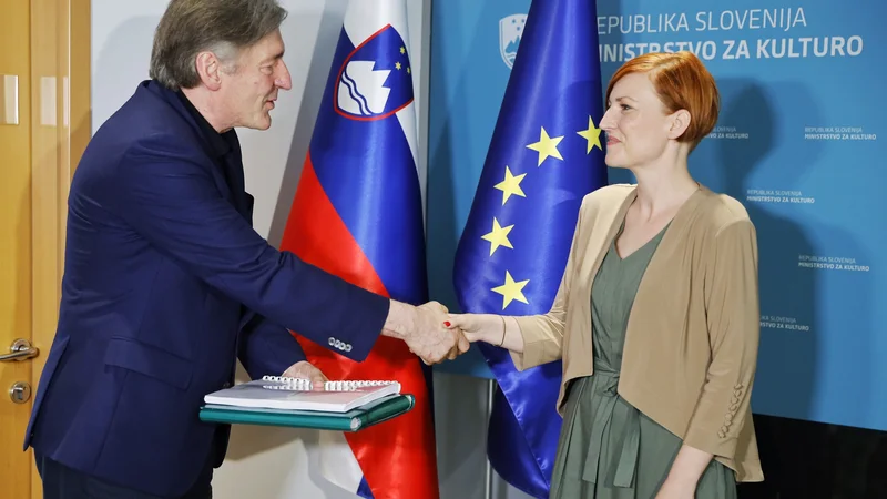 Fotografija: Vasko Simoniti, minister za kulturo v vladi Janeza Janše, po volitvah prepušča kulturno politiko novi ministrici Asti Vrečko in vladi Roberta Goloba. FOTO JOŽE SUHADOLNIK/DELO