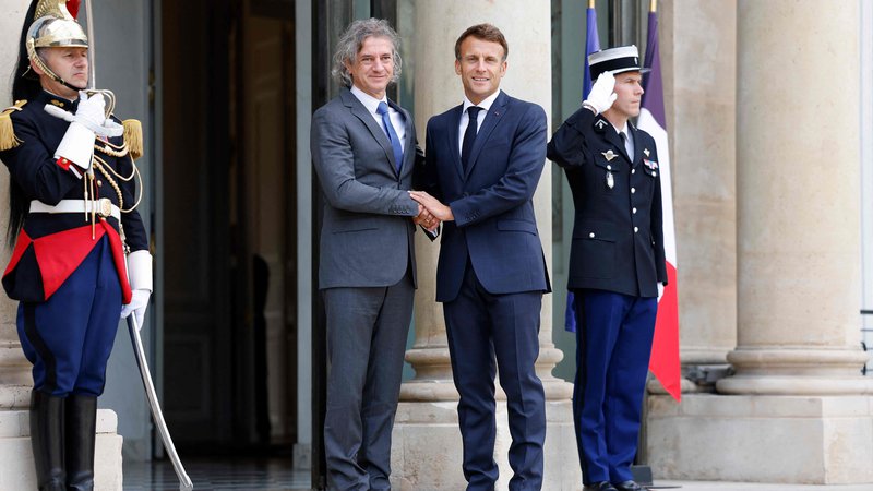 Fotografija: Premier Robert Golob in francoski predsednik Emmanuel Macron sta se danes  bilateralno sestala prvič. FOTO: Ludovic Marin/AFP
