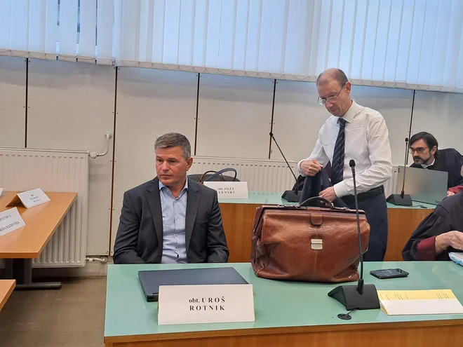 Uroš Rotnik in njegov zagovornik Mitja Jelenič Novak opozarjata, da ni niti enega dokaza za očitke iz 1300 strani dolge obtožnice. FOTO: Špela Kuralt/Delo
