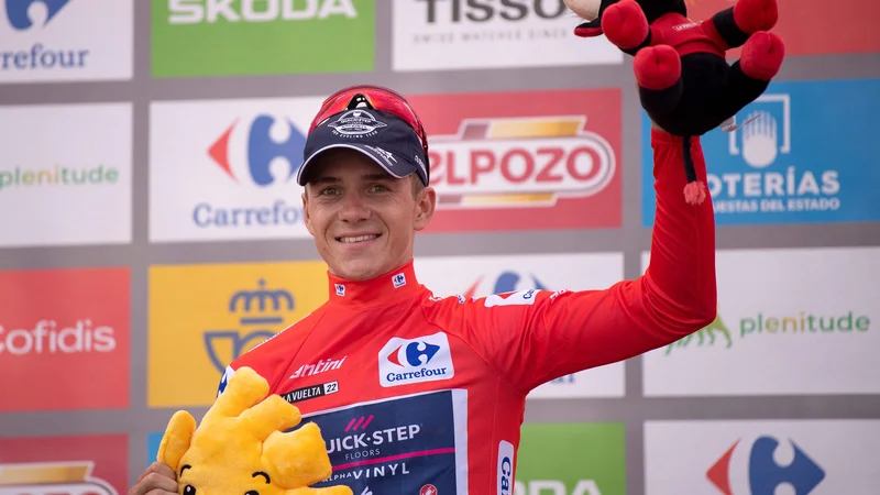 Fotografija: Remco Evenepoel je po padcu 45 km pred ciljem brez težav ubranil rdečo majico. FOTO: Jorge Guerrero/AFP