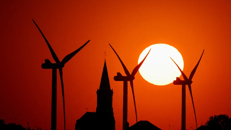 Fotografija: Shranjevanju elektrike in s tem povezanim tehničnim, ekonomskim in družbenim problemom (umestitev objektov za shranjevanje energije v prostor) se lahko izognemo tako, da z delovanjem klasičnih elektrarn uravnavamo nihanja v delovanju vetrnih in sončnih elektrarn. FOTO: Pascal Rossignol/Reuters
