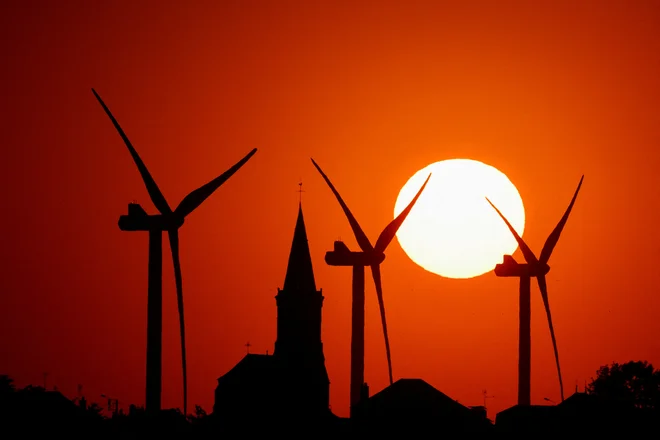 Shranjevanju elektrike in s tem povezanim tehničnim, ekonomskim in družbenim problemom (umestitev objektov za shranjevanje energije v prostor) se lahko izognemo tako, da z delovanjem klasičnih elektrarn uravnavamo nihanja v delovanju vetrnih in sončnih elektrarn. FOTO: Pascal Rossignol/Reuters
