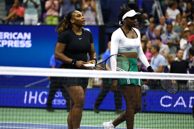 Serena in Venus Williams sta se med dvojicami hitro poslovili. FOTO: Elsa/AFP
