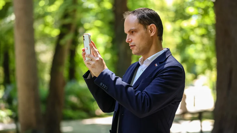 Fotografija: Ljudje si zaslužijo vedeti, kdo je predsednik republike, in osebno s tem nimam težav, trdi Logar. FOTO: Črt Piksi/Delo