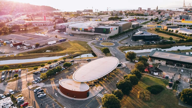 Tak je videti s ptičje perspektive arhitekturni presežek v trgovsko-poslovnem delu Kopra. FOTO: Jakob Bužan
