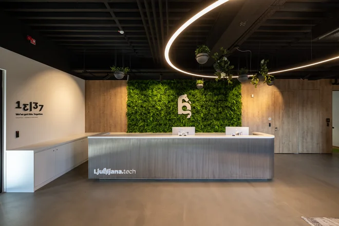 Tehnološko središče si deli recepcijo s prostori podjetja v 13|37. FOTO: Žiga Intihar