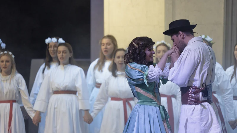 Fotografija: V vlogi Katarine nastopa Sara Žuvela, Andrej pa je Gregor Ravnik. FOTO: Darja Štravs Tisu
