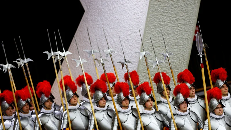 Garda, katere glavna naloga je varovanje papeža, od ustanovitve leta 1506 zaposluje izključno moške. FOTO: Guglielmo Mangiapane/Reuters
