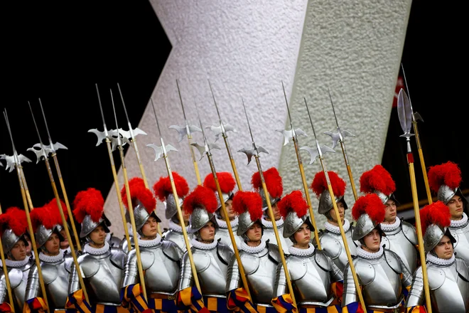 Garda, katere glavna naloga je varovanje papeža, od ustanovitve leta 1506 zaposluje izključno moške. FOTO: Guglielmo Mangiapane/Reuters