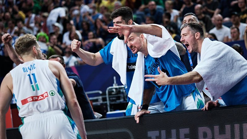 Fotografija: Košev Jake Blažiča so se razveselili tudi Goran in Zoran Dragić ter Žiga Dimec. FOTO: FIBA
