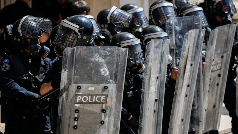 Fotografija: Smrtonosni izidi tudi sicer zelo nedolžnih konfliktov kažejo, da se ljudje ne bojijo pretirano policije in pravosodnega sistema. FOTO: Florion Goga/Reuters
