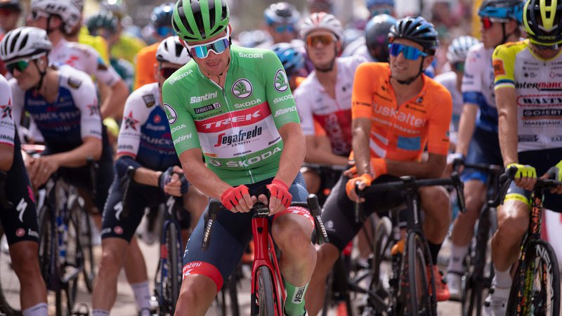 Fotografija: Mads Pedersen v zeleni majici je bil še pred štartom 13. etape favorit za današnjo zmago. FOTO: Jorge Guerrero Afp
