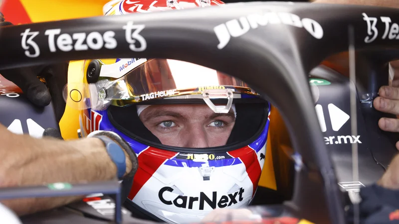 Fotografija: Max Verstappen v Zandvoortu dirka s čelado, kakršno je imel svojčas njegov oče Jos. FOTO: Yves Herman/Reuters