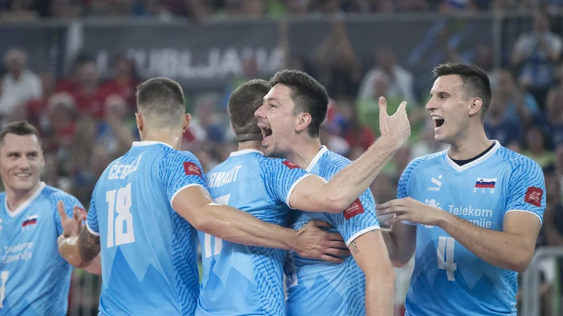 Fotografija: Dejan Vinčić (v sredini) pravi, da s soigralci ve, kaj vsaka tekma v izločilnem delu SP prinaša in kaj vzame. FOTO: Jure Eržen