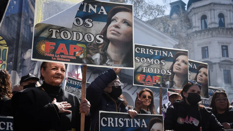 Fotografija: Noč po napadu se v prestolnici vrstijo shodi v podporo nekdanji predsednici Argentine. FOTO: Mariana Nedelcu/Reuters
