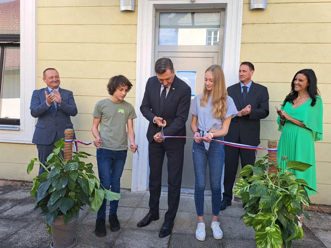Pametno učilnico je s povsem analognim prerezom traku odprl predsednik Borut Pahor ob pomoči dveh učencev, z leve pa stojijo ljubenski župan Franjo Naraločnik, ravnatelj Samo Kramer in direktorica LU Velenje Brigita Gorjup. FOTO: Špela Kuralt/Delo
