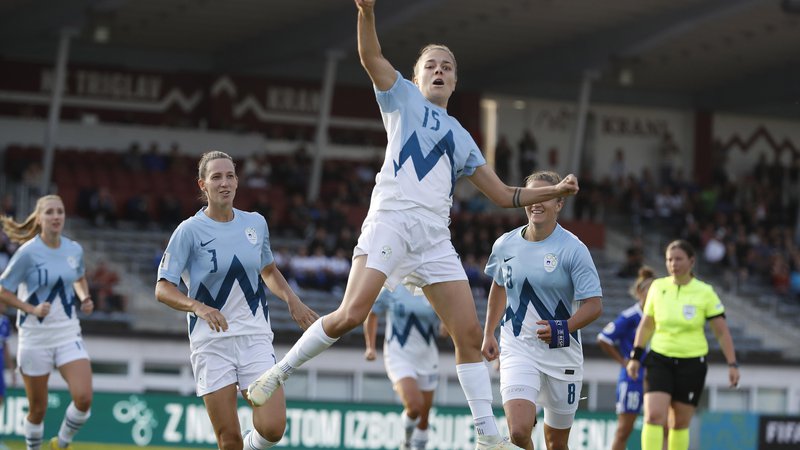Fotografija: Tako so se veselile prvega gola za Slovenijo strelka Sara Makovec in soigralke. FOTO: NZS
