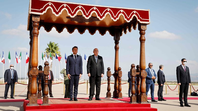 Fotografija: Francoski predsednik Emmanuel Macron in alžirski predsednik Abdelmadjid Tebboune. FOTO: Ludovic Marin/AFP
