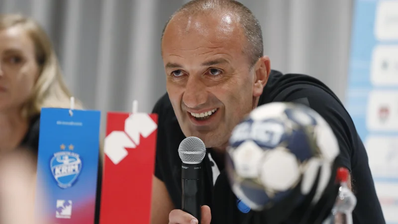 Fotografija: Selektor slovenske reprezentance in trener Krima Mercatorja Dragan Adžić med novinarsko konferenco v Ljubljani. FOTO: Leon Vidic/Delo
