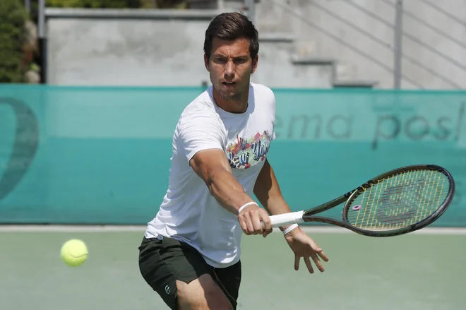 Aljaž Bedene želi po teniški spisati še uspešno nogometno zgodbo. FOTO: Leon Vidic/Delo
