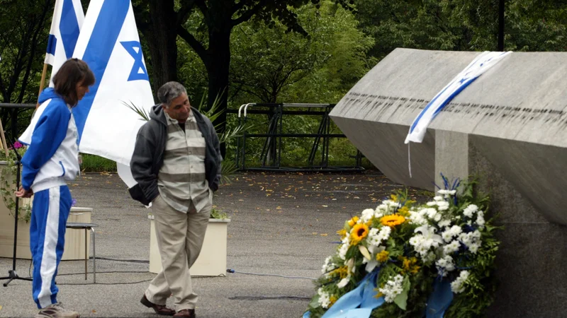 Fotografija: Prizor iz Münchna ob 30. obletnici terorističnega napada. FOTO: Reuters
