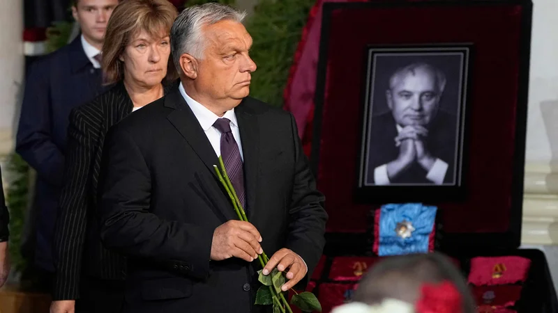 Fotografija: Pokojniku se je že poklonil madžarski premier Viktor Orbán. FOTO: Alexander Zemlianichenko/AFP
