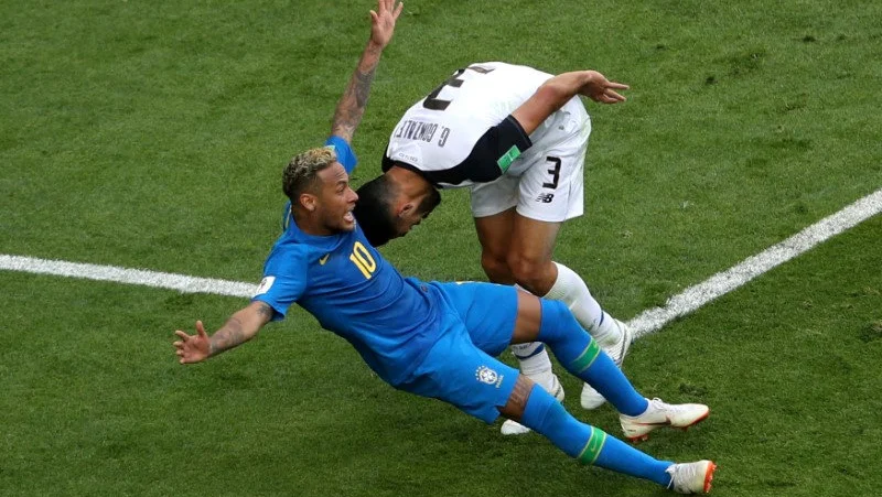 Fotografija: Navijači pogosto očitajo nogometašem, da pretiravajo z odzivom na prekrške, med njimi je večkrat tudi Brazilec Neymar. FOTO: Lee Smith/Reuters
