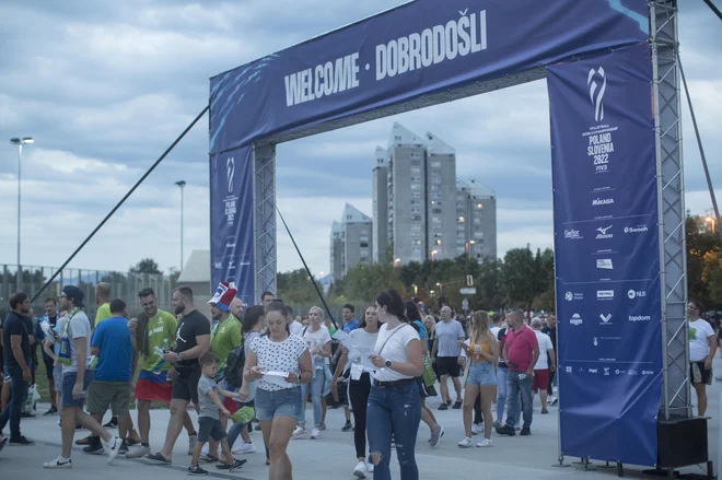 Vrvež je zaznamoval že zadnjih nekaj ur pred začetkom tekme med Slovenijo in Nemčijo. FOTO: Jure Eržen
