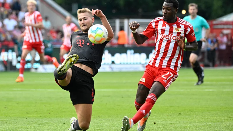 Fotografija: Bayernov Nizozemec Matthijs de Ligt (levo) je imel težko delo s Sheraldom Beckerjem. FOTO: Tobias Schwarz/AFP