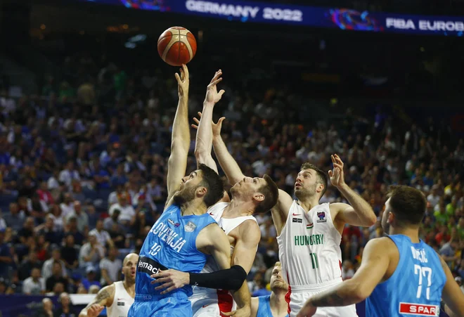 Slovenci z najboljšim strelcem v prvi tekmi proti Litvi so tudi v drugo tekmo na eurobasketu šli odločno. FOTO: Thilo Schmuelgen/Reuters
