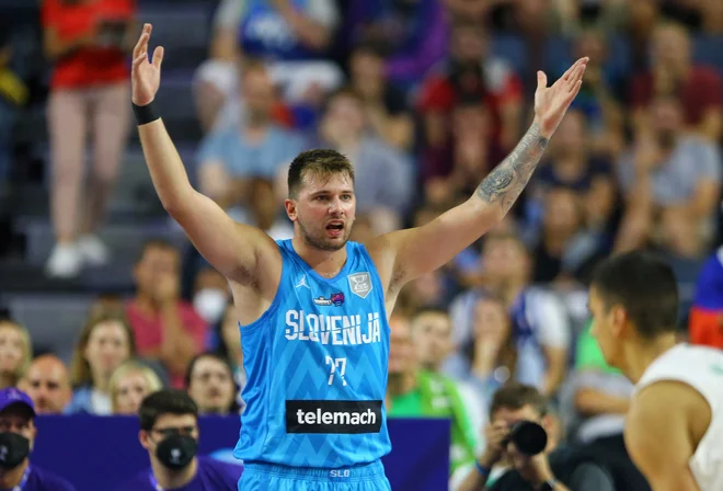 Luka Dončić je bil kljub le 20 minutam na parketu najboljši slovenski strelec. FOTO: Thilo Schmuelgen/Reuters
