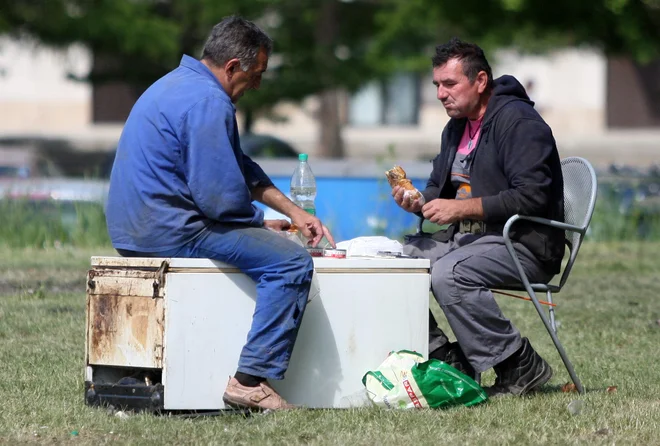 Enako velja za vse delavce, tudi za tiste, ki ne delajo za mizo. FOTO: Tadej Regent/Delo 
