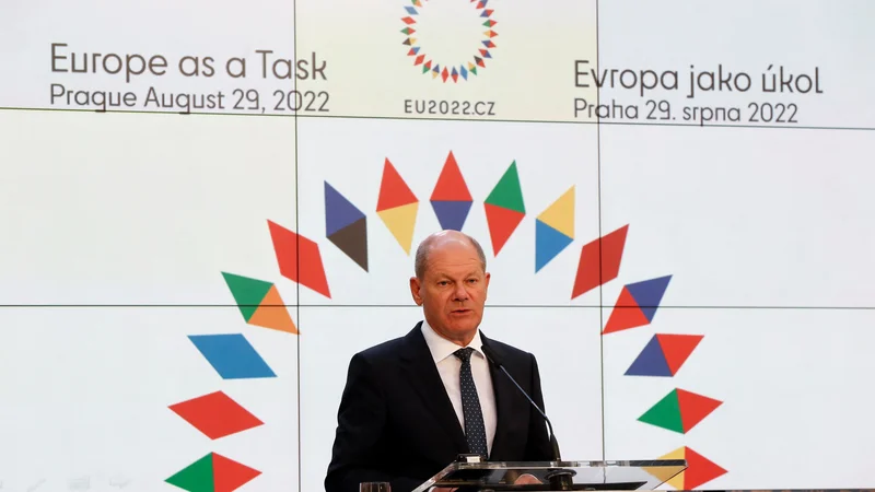 Fotografija: Nemški kancler Olaf Scholz je napovedal obrat za 180 stopinj v zunanji politiki. FOTO: David W. Cerny/REUTERS