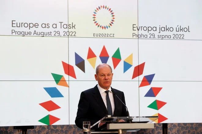 Nemški kancler Olaf Scholz je napovedal obrat za 180 stopinj v zunanji politiki. FOTO:&nbsp;David W. Cerny/REUTERS
