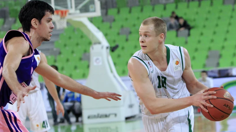 Fotografija: Sasu Salin (desno) je navduševal tudi v dresu Olimpije. FOTO: Leon Vidic/Delo