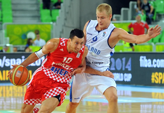 Sasu Salin (desno) spravlja v obup tekmece. FOTO: Andrej Isakovic/AFP
