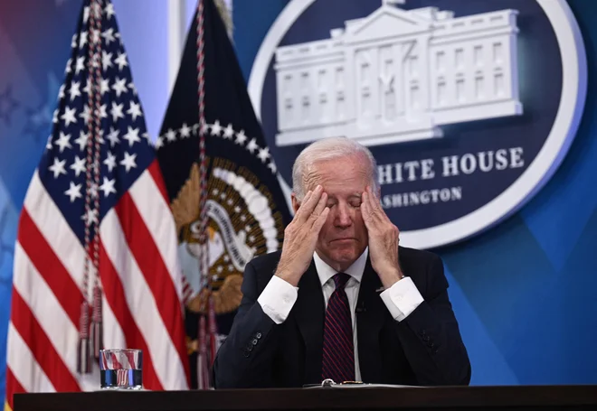 Aktualni ameriški predsednik Biden (na fotografiji) in prejšnji predsednik Trump sta se na shodih v zadnjih dneh spet zatekla k navzkrižnemu obtoževanju. Foto Brendan Smialowski/AFP
