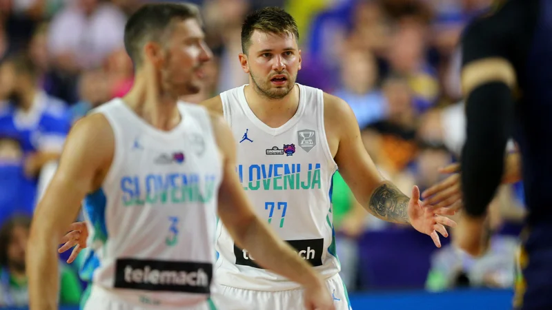 Fotografija: Goran Dragić in Luka Dončić med dvobojem z BiH v Kölnu. FOTO: Thilo Schmuelgen/Reuters
