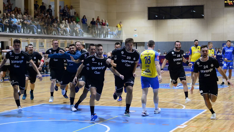 Fotografija: Slavje Velenjčanov v Gornji Radgoni po osvojenem superpokalu. FOTO: Slavko Kolar/RK Celje Pivovarna Laško