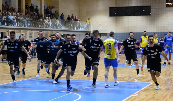 Slavje Velenjčanov v Gornji Radgoni po osvojenem superpokalu. FOTO: Slavko Kolar/RK Celje Pivovarna Laško
