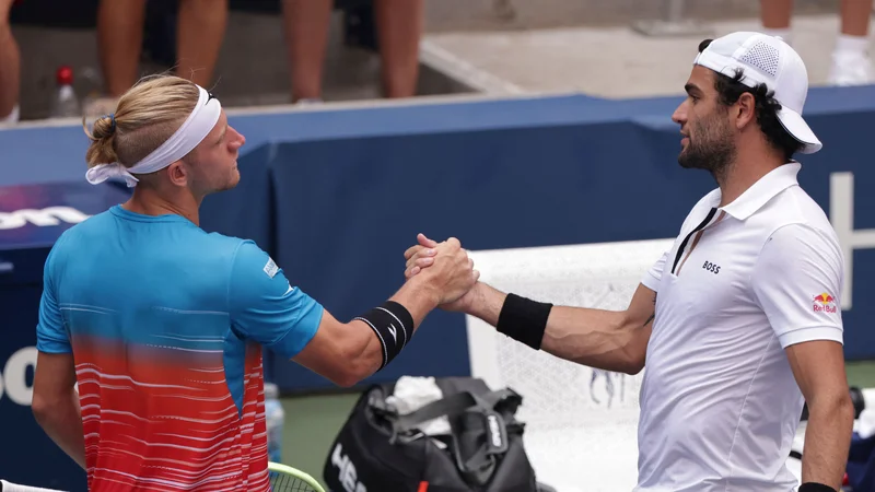 Fotografija: Matteo Berrettini pozdravlja Španca Alejandra Davidovica Fokino po dvoboju v New Yorku. FOTO: Kena Betancur/AFP