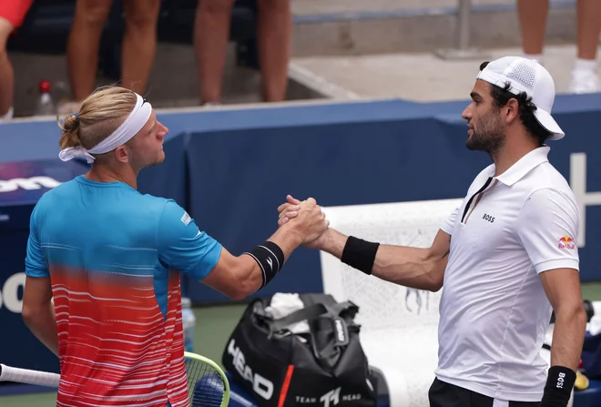 Matteo Berrettini pozdravlja Španca Alejandra Davidovica Fokino po dvoboju v New Yorku. FOTO: Kena Betancur/AFP